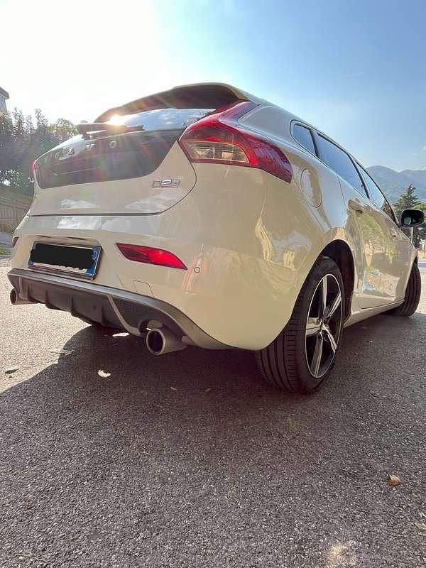 Usata Volvo V40 R-Design Momentum 120 CV (88 kW) 2017 Station wagon