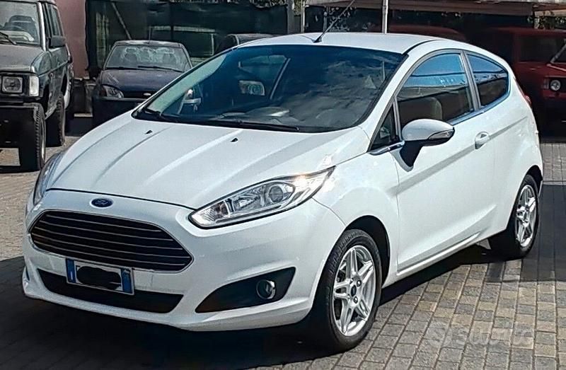 Bianco Usata 2014 Ford Fiesta Individual Tre volumi | 6490 € (Buon prezzo) - Immagine 1/4