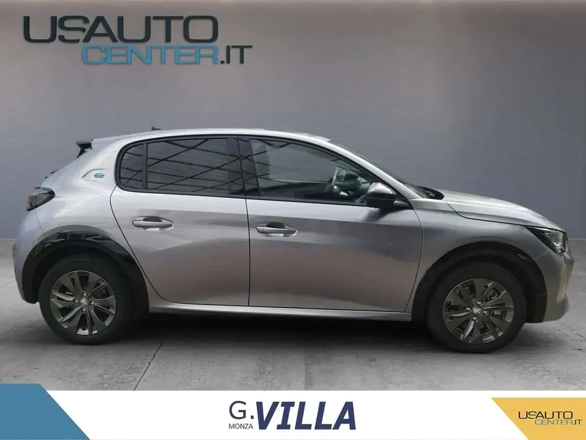 Usata Peugeot e-208 Allure 100 kW (136 CV) 2023 Grigio Utilitaria