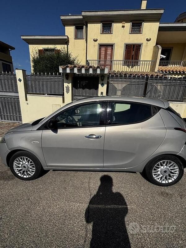 Usata Lancia Ypsilon 69 CV (50 kW) 2015 Marrone Utilitaria