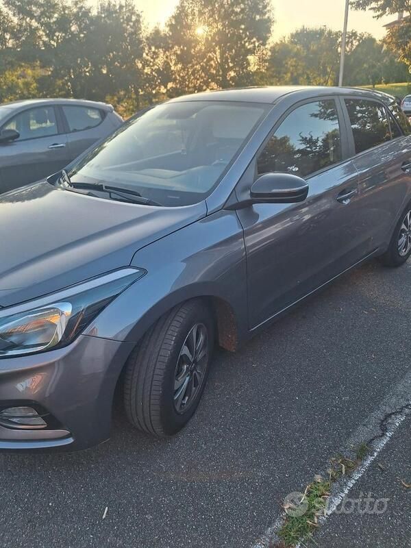 Usata Hyundai i20 75 CV (55 kW) 2020 Argento Utilitaria