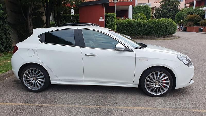 Bianco Usata 2012 Alfa Romeo Giulietta Due volumi | 7500 € (Buon prezzo) - Immagine 1/4