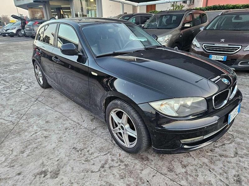 Nero pastello Usata 2010 BMW 116 Efficient Dynamics Due volumi | 6500 € (Buon prezzo) - Immagine 1/4