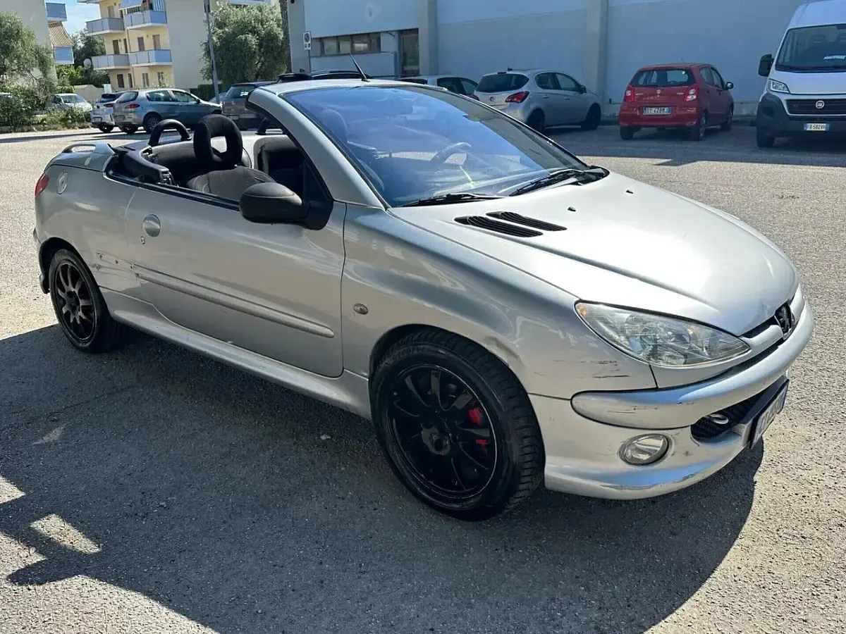 Usata Peugeot 206 CC 109 CV (80 kW) 2005 Argento Cabrio