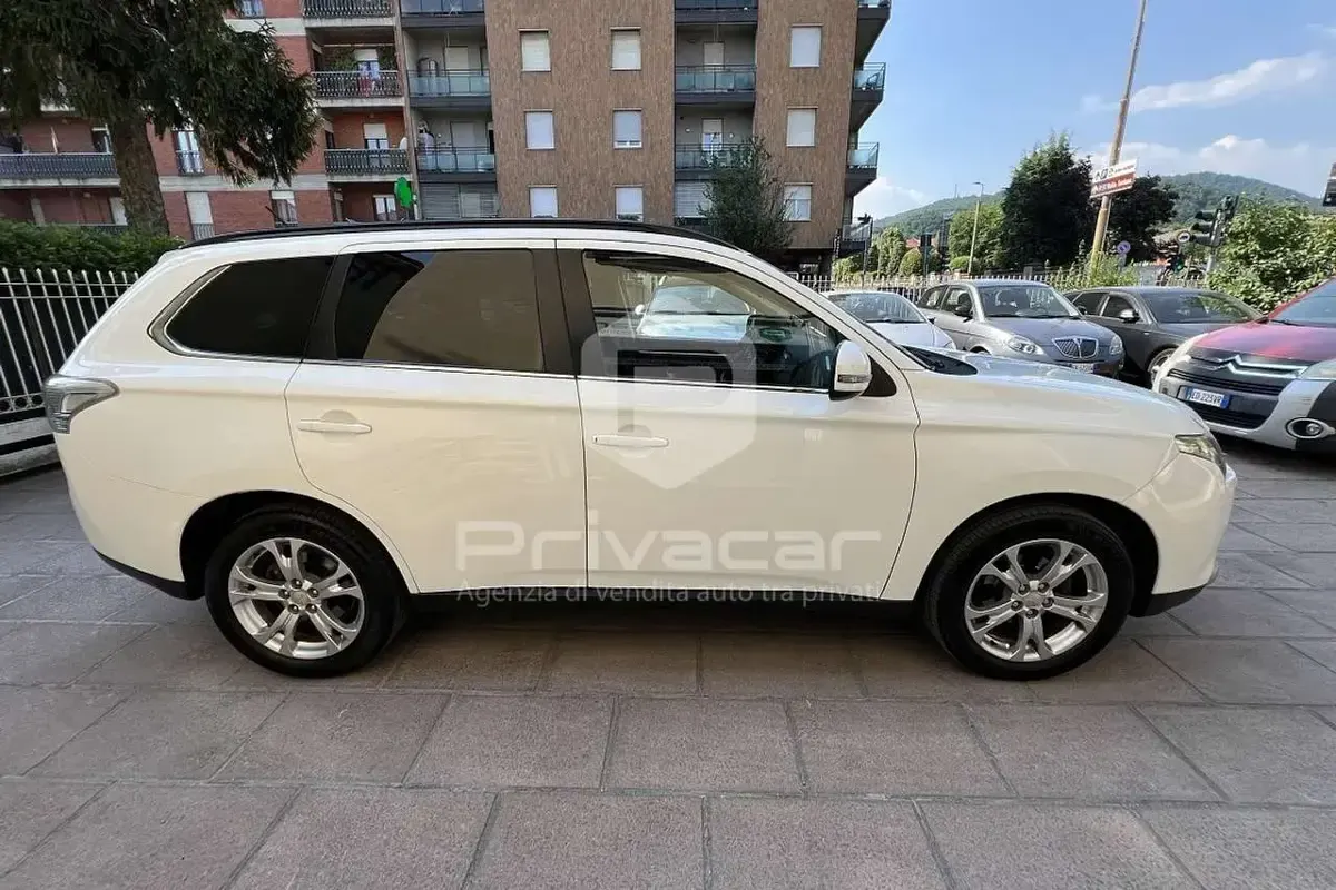 Usata Mitsubishi Outlander Instyle 150 CV (110 kW) 2014 Bianco SUV