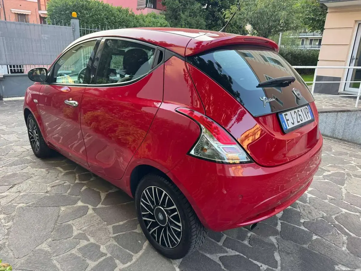 Usata Lancia Ypsilon Gold 69 CV (50 kW) 2017 Rosso Utilitaria