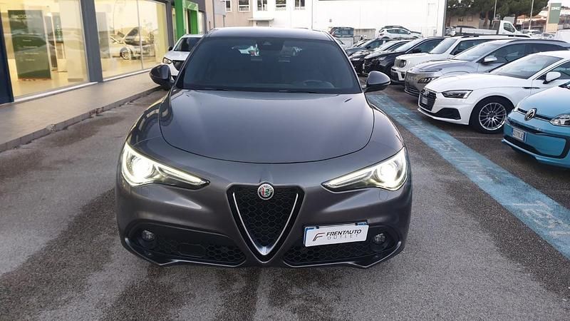 Käytetty Alfa Romeo Stelvio Business 160 HP (117 kW) 2021 Harmaa Katumaasturi