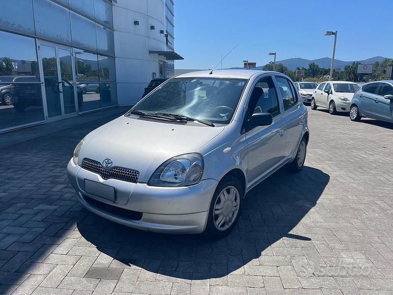 Usata Toyota Yaris Sol 86 CV (63 kW) 2002 Grigio Berlina