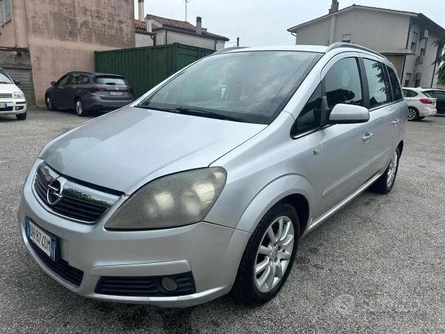 Grigio Usata 2007 Opel Zafira Monovolume | 1950 € (Buon prezzo) - Immagine 1/4