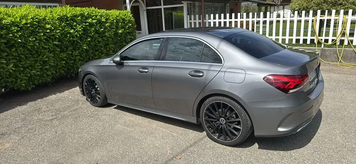 Gebraucht Mercedes A180 AMG Line Premium 116 PS (85 kW) 2019 Grau Limousine