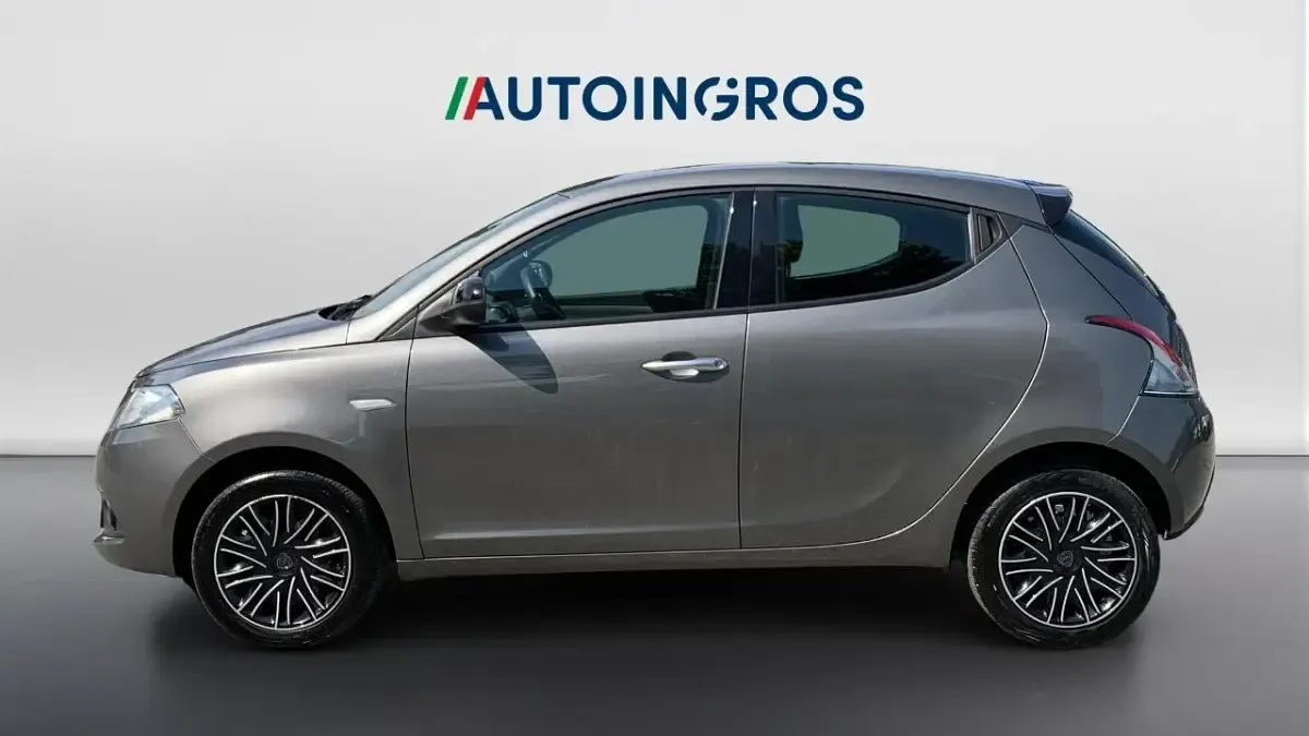 Usata Lancia Ypsilon Silver 69 CV (50 kW) 2023 Grigio Utilitaria