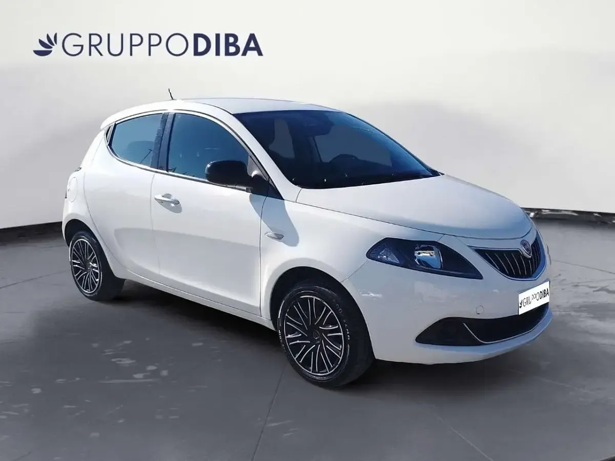 Usata Lancia Ypsilon Silver 69 CV (50 kW) 2022 Bianco Utilitaria