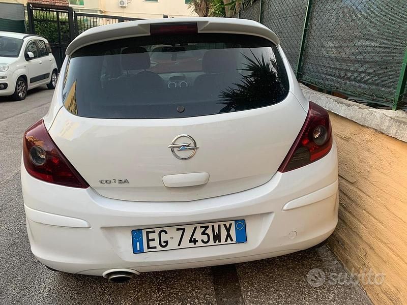 Usata Opel Corsa Edition 85 CV (62 kW) 2011 Bianco Berlina