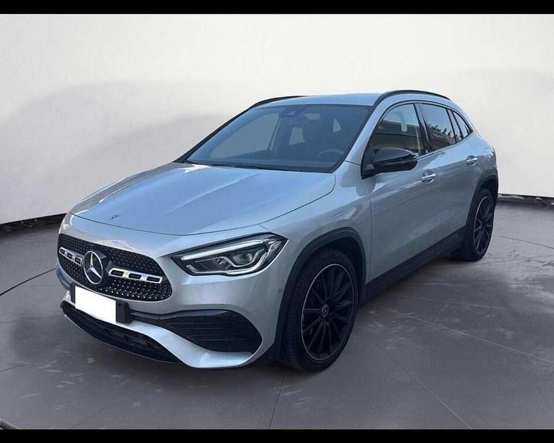 Argento metallizzato Usata 2023 Mercedes GLA200 Premium SUV | 42.500 € (Cara) - Immagine 1/4