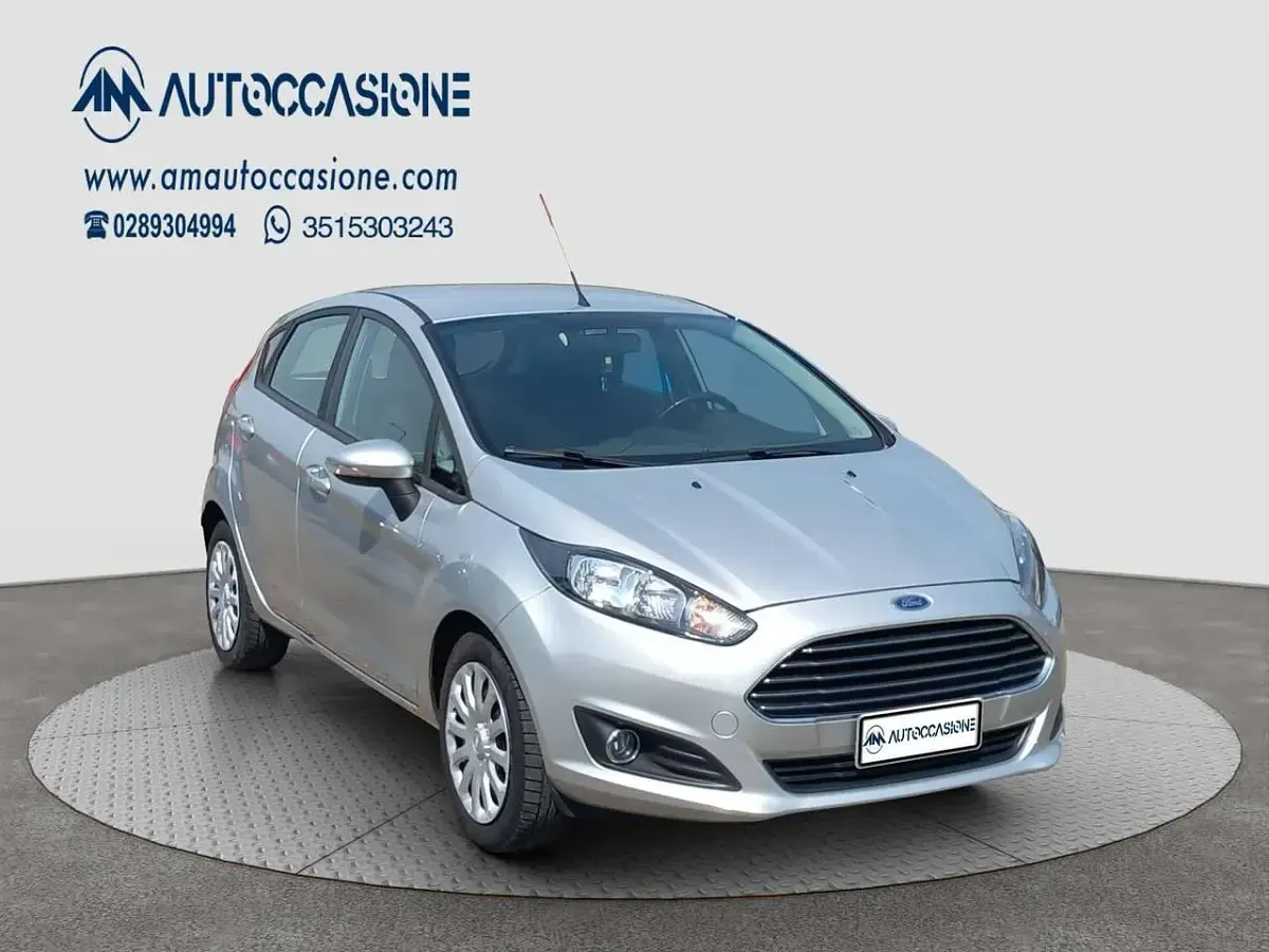 Usata Ford Fiesta 92 CV (67 kW) 2013 Argento Berlina