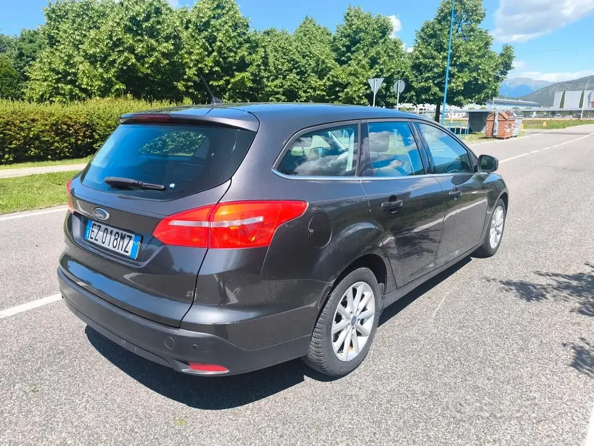 Begagnad Ford Focus 120 HK (88 kW) 2015 Grå Kombi