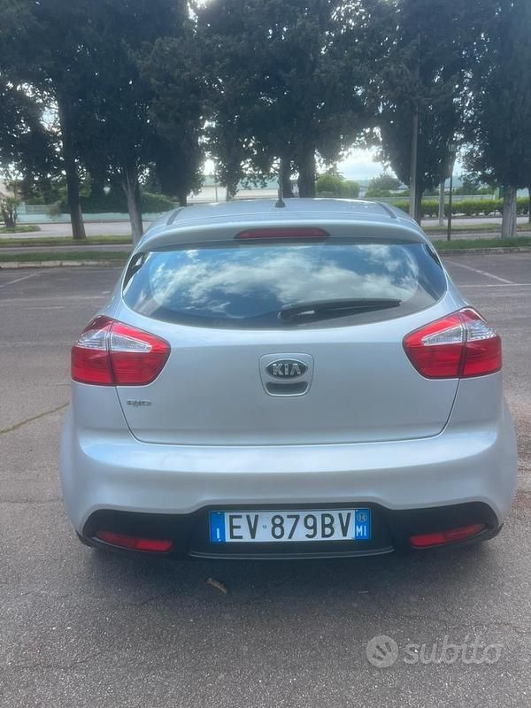 Usata Kia Rio 84 CV (61 kW) 2014 Grigio Berlina