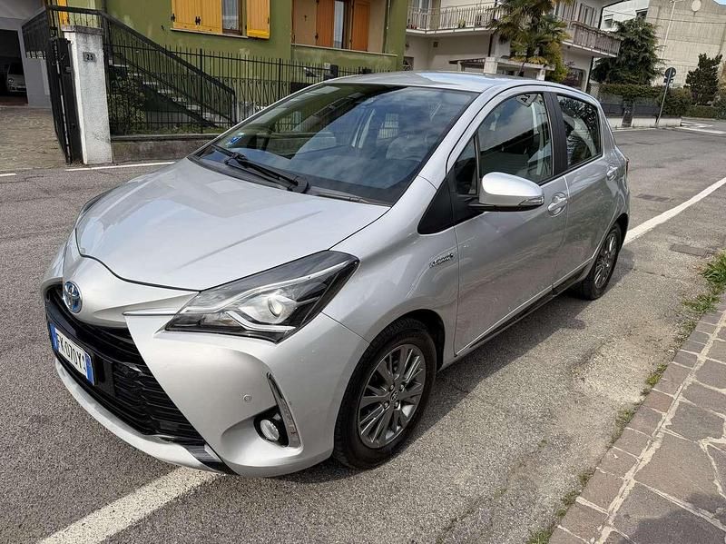 Usata Toyota Yaris Hybrid Active 73 CV (53 kW) 2017 Grigio Berlina
