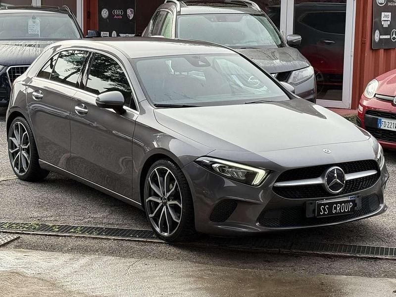 Grigio Usata 2019 Mercedes A180 Executive Tre volumi | 20.900 € (Buon prezzo) - Immagine 1/4