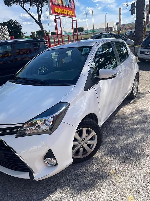 Usata Toyota Yaris 69 CV (50 kW) 2015 Bianco Berlina