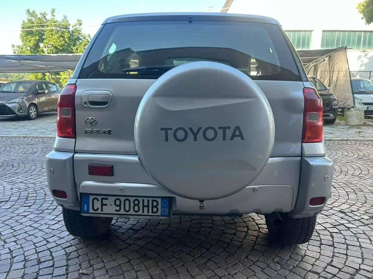Usata Toyota RAV4 150 CV (110 kW) 2001 Argento SUV