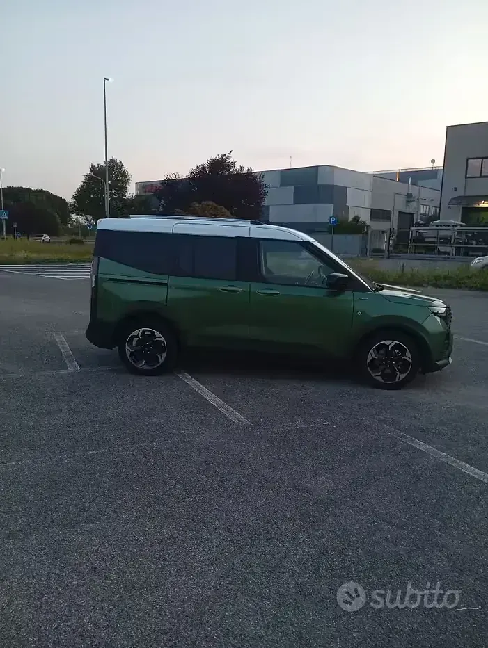 Usata Ford Courier 2024 Verde Monovolume
