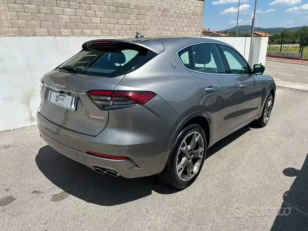 Usata Maserati Levante 330 CV (242 kW) 2022 Grigio SUV