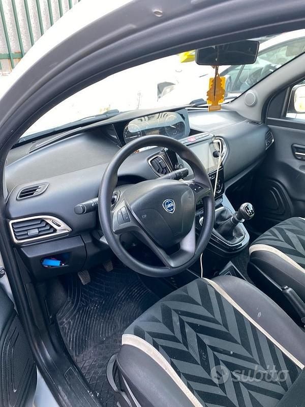 Usata Lancia Ypsilon 69 CV (50 kW) 2017 Grigio Utilitaria