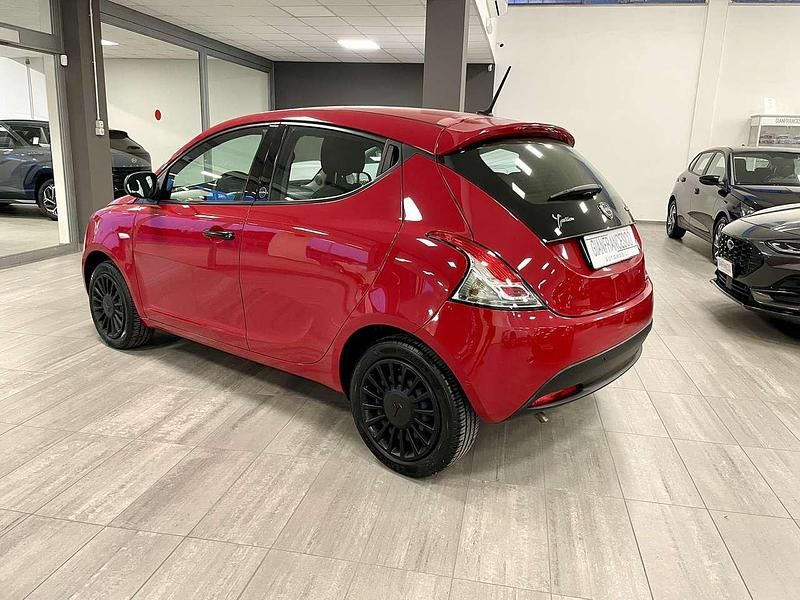 Usata Lancia Ypsilon Silver 69 CV (50 kW) 2021 Rosso Utilitaria