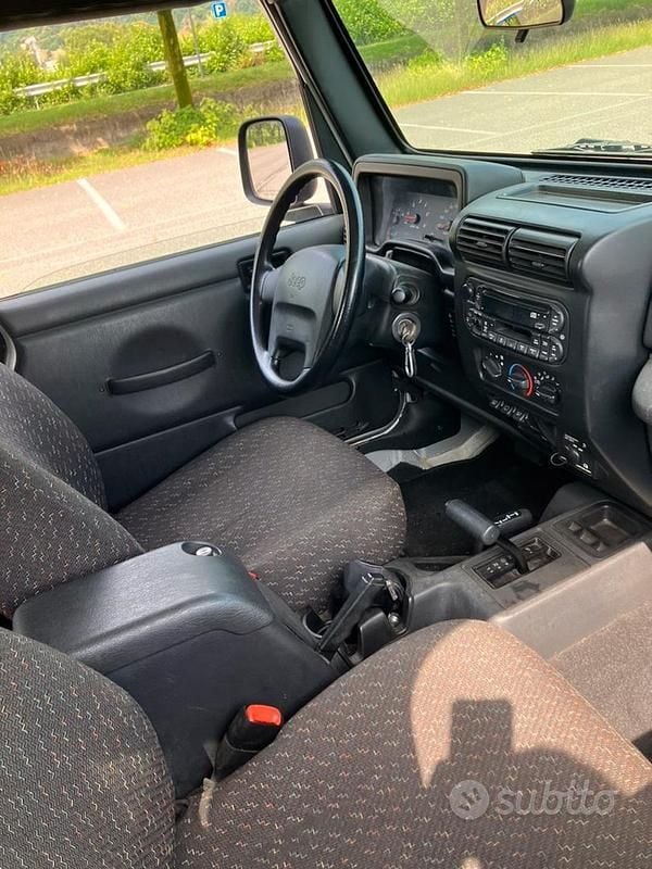 Usata Jeep Wrangler 177 CV (130 kW) 2003 Grigio SUV