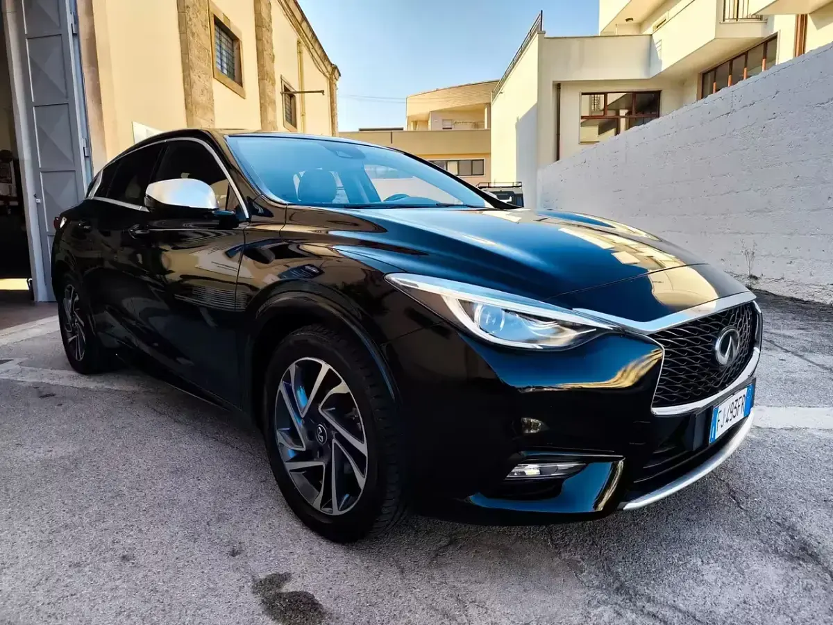 Usata Infiniti Q30 Business Executive 108 CV (79 kW) 2017 Nero Berlina