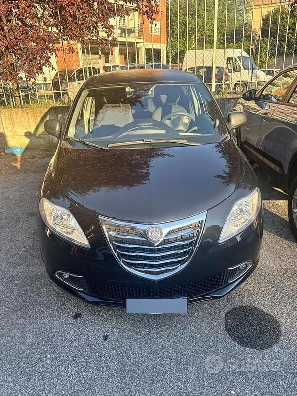Begagnad Lancia Ypsilon 69 HK (50 kW) 2017 Svart Halvkombi