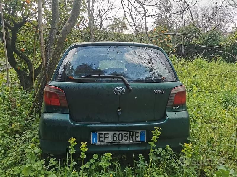 Usata Toyota Yaris 65 CV (47 kW) 2004 Verde Utilitaria