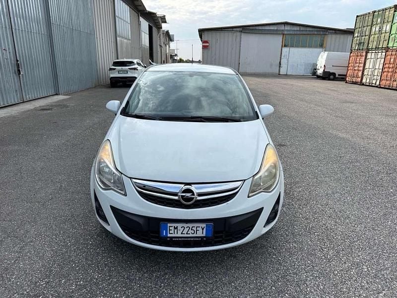 Usata Opel Corsa Edition 86 CV (63 kW) 2014 Bianco Berlina