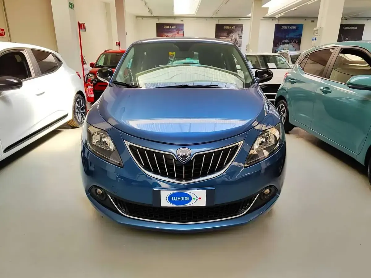 Usata Lancia Ypsilon Gold 69 CV (50 kW) 2023 Blu elegante Utilitaria