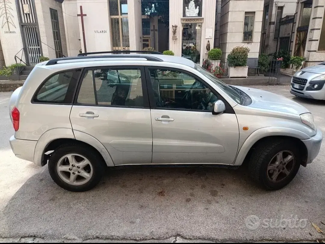 Usata Toyota RAV4 128 CV (94 kW) 2001 Grigio SUV