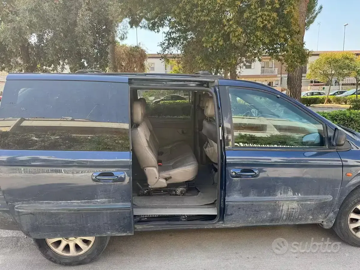 Usata Chrysler Voyager Limited 143 CV (105 kW) 2002 Bluazzurro Monovolume