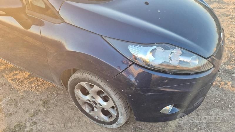 Usata Ford Fiesta 49 CV (36 kW) 2011 Blu Utilitaria