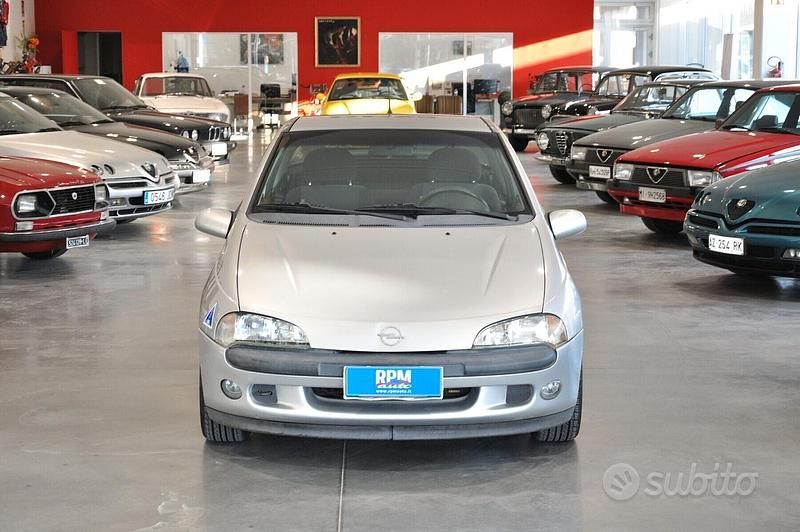 Argento Usata 2000 Opel Tigra Coupé | 3850 € (Buon prezzo) - Immagine 1/4