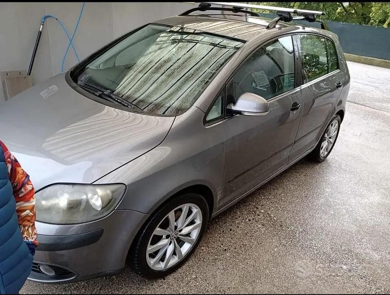 Grigio Usata 2008 VW Golf VI Due volumi | 3000 € (Buon prezzo) - Immagine 1/4
