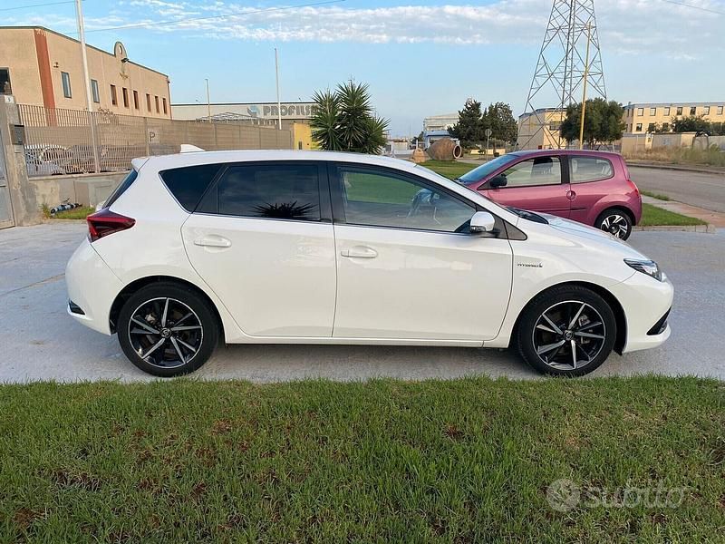 Usata Toyota Auris Hybrid Lounge 136 CV (100 kW) 2017 Bianco Berlina