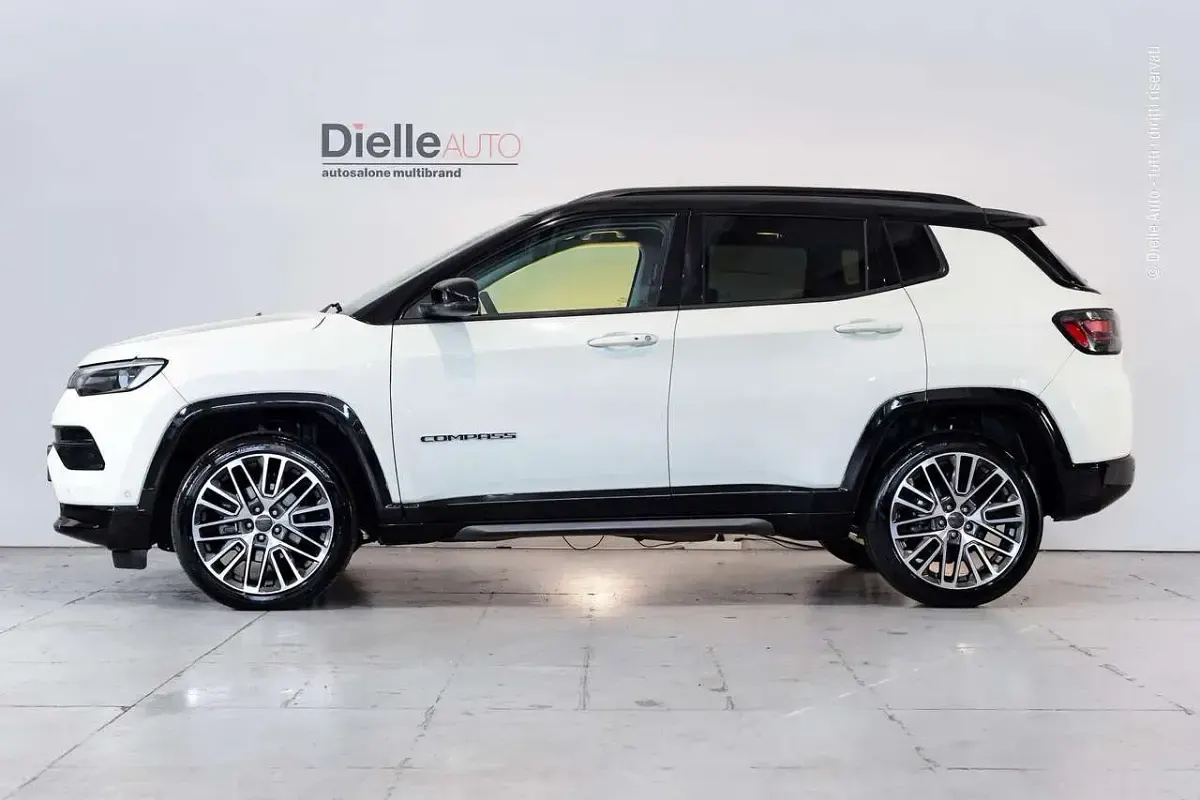 Usata Jeep Compass Summit 131 CV (96 kW) 2025 Alpine white + tetto nero SUV