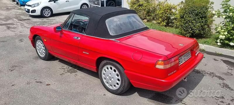 Usata Alfa Romeo Spider 116 CV (85 kW) 1992 Rosso Cabrio