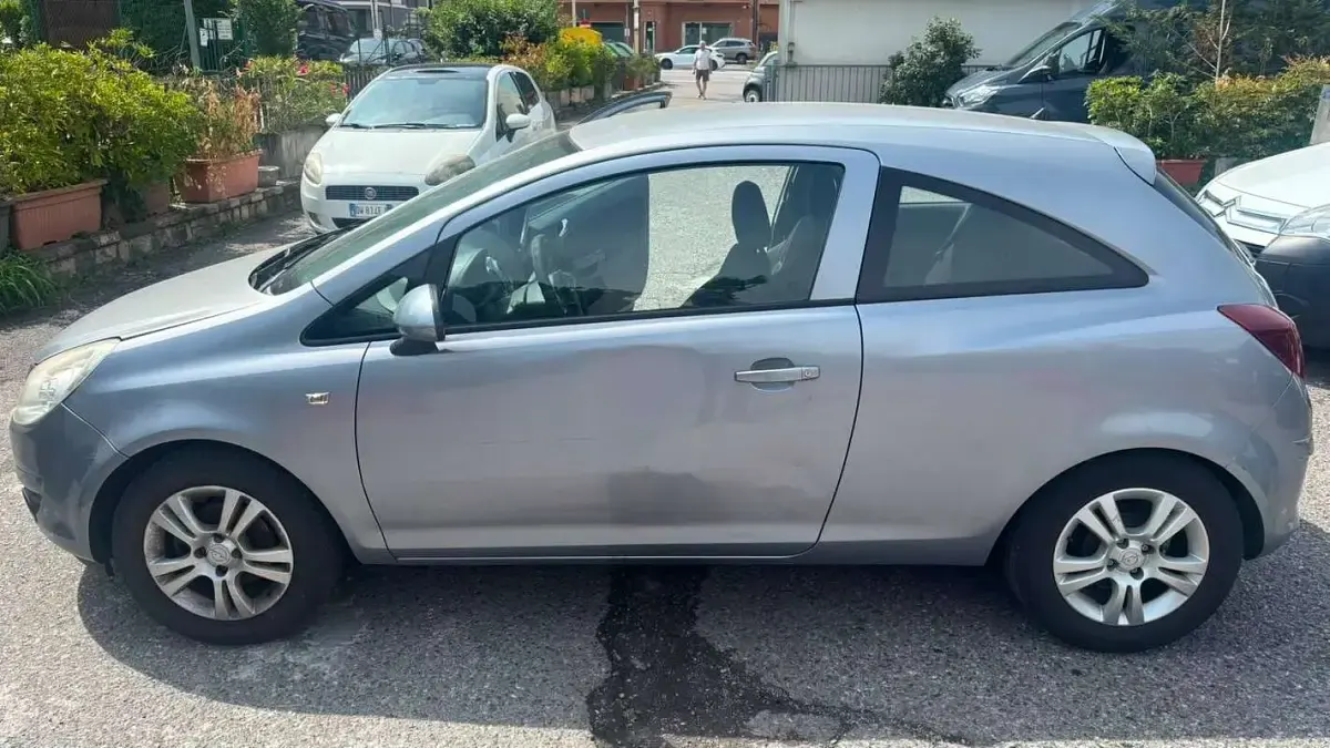 Usata Opel Corsa Club 80 CV (58 kW) 2011 Argento Utilitaria