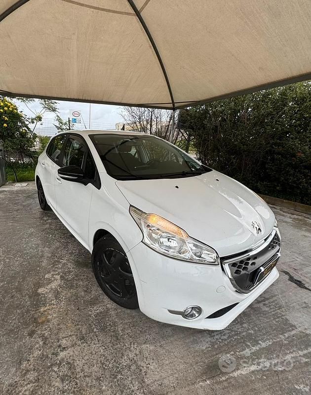Bianco Usata 2013 Peugeot 208 Due volumi | 7000 € - Immagine 1/4