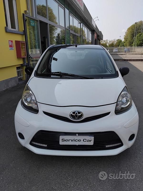 Usata Toyota Aygo Connect Style 68 CV (50 kW) 2013 Bianco Utilitaria