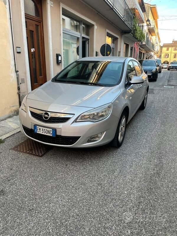 Grigio Usata 2012 Opel Astra Cosmo Tre volumi | 2700 € (Super prezzo) - Immagine 1/4