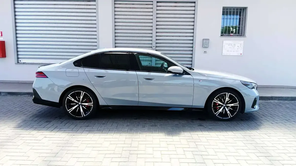 Usata BMW 520 M Sport 197 CV (144 kW) 2024 Grigio Berlina