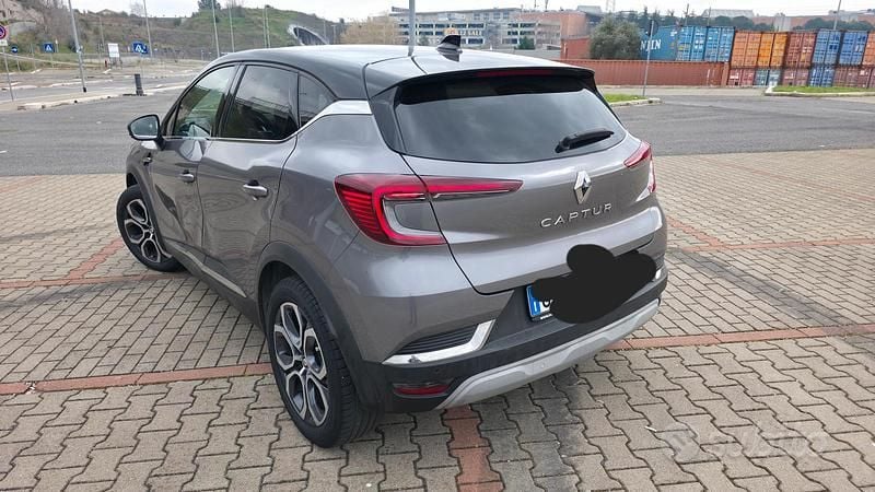 Usata Renault Captur 100 CV (73 kW) 2023 Grigio SUV