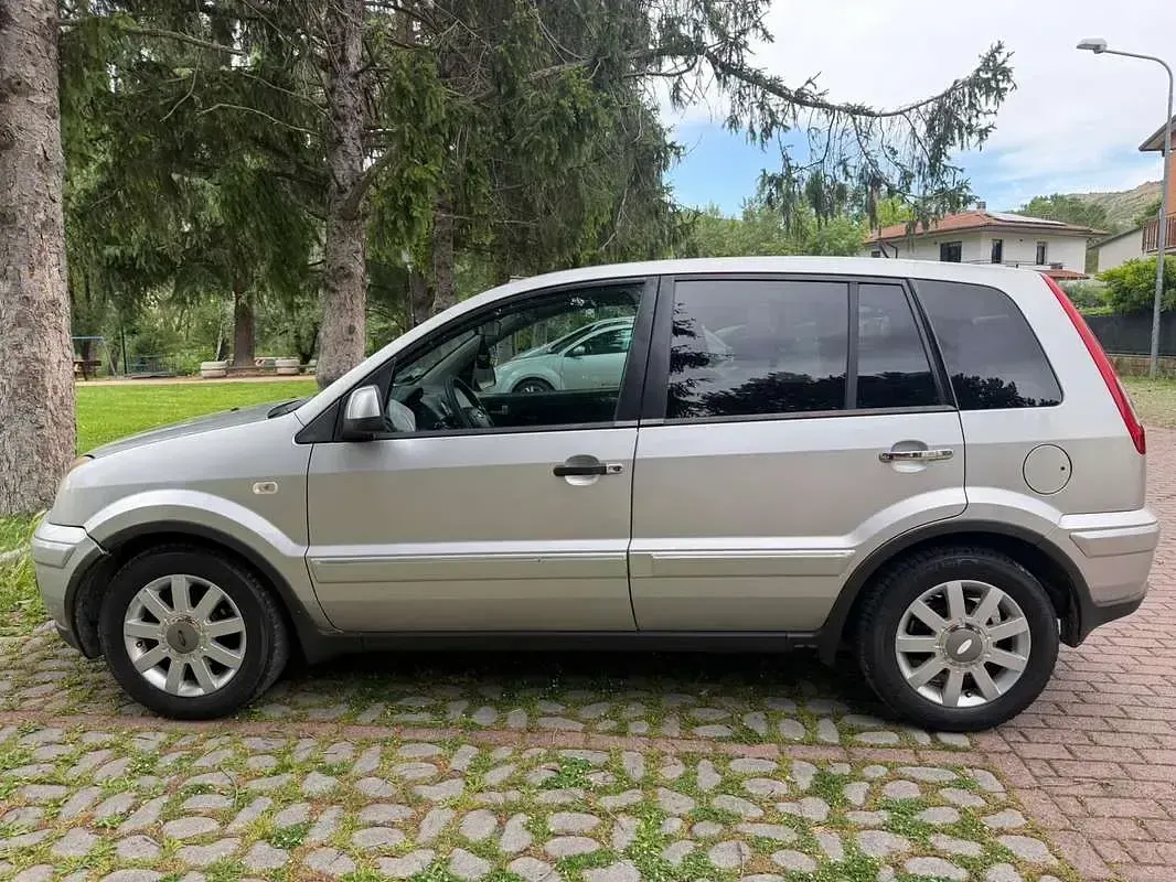 Usata Ford Fusion 68 CV (50 kW) 2010 Grigio Utilitaria